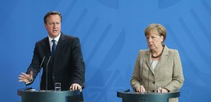 Angela Merkel (r.) fordert Aufräumarbeiten bei der FIFA Angela Merkel