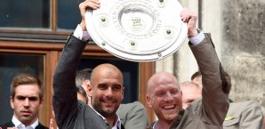 Matthias Sammer und Pep Guardiola präsentieren die Schale Bundesliga, Bayern München