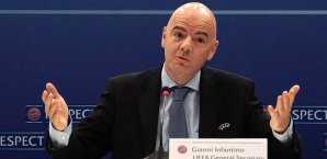 Gianni Infantino und die UEFA fordern eine Verlegung des FIFA-Kongresses Gianni Infantino