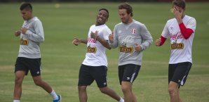 Jefferson Farfan (2.v.l.) ist für Peru im Einsatz Jefferson Farfan