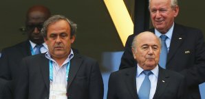 Joseph Blatter ist trotz der Aufforderung von Michel Platini nicht zurückgetreten Joseph Blatter, Michel Platini