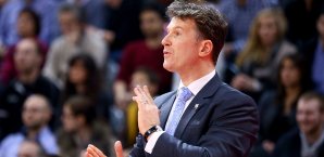 Mathias Fischer sitzt bei den Telekom Baskets Bonn bis 2017 auf der Bank Mathias Fischer