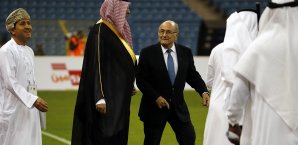 Sepp Blatter muss jetzt auch mit der Kritik von zwei Großsponsoren umgehen Sepp Blatter