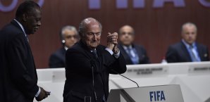 Sepp Blatter bleibt weitere vier Jahre Präsident der FIFA Sepp Blatter