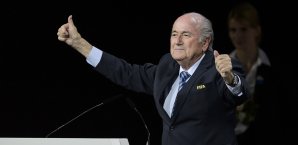 Sepp Blatter erhält nach seiner Wiederwahl nicht nur Glückwünsche Sepp Blatter