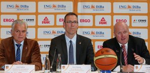 Chris Fleming (M.) feilt an seinem Kader Chris Fleming