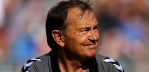 Ewald Lienen freut sich über den ersten Saisonsieg mit St. Pauli 2. Liga