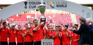 Mathias Lehmann stemmt den Colonia Cup in die Höhe FC