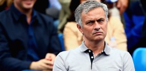 Jose Mourinho steht seinem Stürmer Costa zur Seite Jose Mourinho