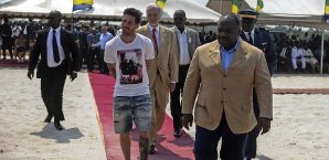 Lionel Messi ließ sich mit Gabuns Diktator Bongo ablichten und erntet dafür Kritik Messi