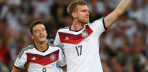 Mesut Özil (l.) hält große Stücke auf seinen Weltmeister-Kollegen Mesut Özil