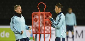 Mesut Özil springt Bastian Schweinsteiger zur Seite Mesut Özil, Bastian Schweinsteiger