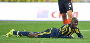 Sinnbild: Moussa Sow und Fener am Boden Moussa Sow