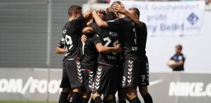 St. Pauli bejubelt den Treffer von Thy Pauli
