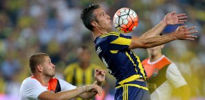 Robin van Persie greift mit Fener an Robin van Persie