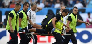 Sami Khedira musste im Freundschaftsspiel vom Platz getragen werden Sami Khedira