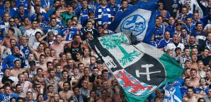 Ein Schalke-Fan wurde mit einer Flasche angegriffen Schalke-Fan