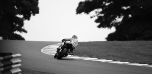 Im britischen Silverstone wurde eine Schweigeminute zu Ehren der beiden Fahrer abgehalten Schweigeminute