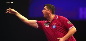 Mensur Suljovic hat zum Auftakt einen 9-Darter geworfen Mensur Suljovic