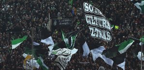 Die Fans der Borussia werden strikt von den Gästefans getrennt Gladbach Fans