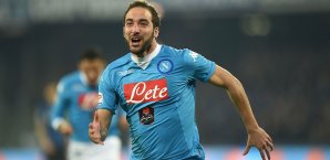 Gonzalo Higuain drehte das Spiel für Napoli in der zweiten Hälfte Gonzalo Higuain