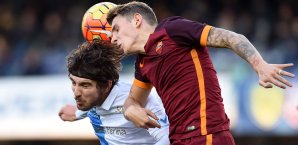 Alberto Paloschi (l.) traf in einer umkämpften Partie für Chievo Alberto Paloschi