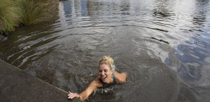 Angelique Kerber ließ sich den Sprung in den Yarra River nicht nehmen Angelique Kerber