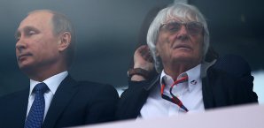 Bernie Ecclestone (r.) soll seine Alternativmotoren selber zahlen Bernie Ecclestone