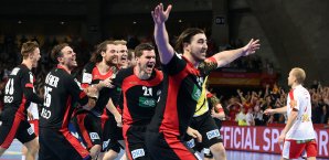 Die deutschen Handballer zogen über einen knappen 25:23-Erfolg gegen Dänemark ins Halbfinale ein DHB