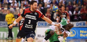 Karlsson (l.) wollte mit der Binde ein Zeichen setzen Handball