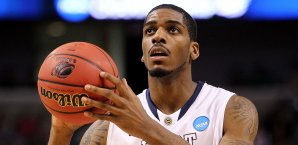 John Flowers spielte auf dem College für die West Virginia Mountaineers John Flowers