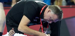 Teamarzt Kurt Steuer musste im Laufe des Turniers schon mehrere Spieler behandeln Kurt Steuer