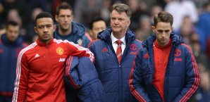 Louis van Gaal steht mit Manchester United derzeit fünf Punkte hinter den Champions-League-Plätzen in der Premier League Louis van Gaal