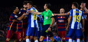 Luis Suarez (l.) war im Derby mit mehreren Gegenspielern aneinander geraten Luis Suarez