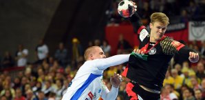 Die deutschen Handballer um Niclas Pieczkowski setzten sich gegen Slowenien durch Niclas Pieczkowski