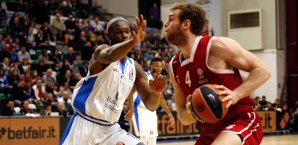 Nicolo Melli (r.) war mit 20 Punkten bester Werfer bei Bamberg Nicolo Melli