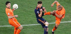 Howard Webb zeigt sich einsichtig. Der damalige Leiter der Partie zwischen den Niederlanden und Spanien zeigte Nigel de Jong nur die Gelbe Karte Nigel de Jong