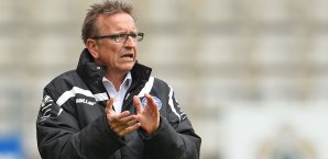 Arminia-Coach Norbert Meier hat seinen Vertrag in Bielefeld bis 2017 verlängert Norbert Meier