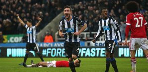 Paul Dummett sorgte mit einem späten Traumtor für eine Punkteteilung im Old Trafford Paul Dummett