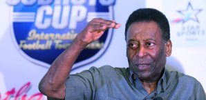 Pele hat sich im Dezember an der Hüfte operieren lassen Pele