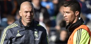 Zinedine Zidane gibt am 19. Spieltag sein Debüt als Cheftrainer von Real Madrids Starensemble Zinedine Zidane, Cristiano Ronaldo