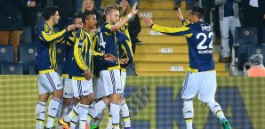 Die Sieler von Fenerbahce Istanbul jubeln nach einem Treffer Fenerbahce Istanbul