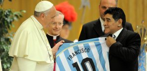 Papst Franziskus plant eine Neuauflage des 'Spiels für den Frieden' - Mit der Hand Gottes Fußball, Benefizspiel, Papst Franziskus