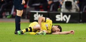 Sokratis liegt gegen Leverkusen verletzt auf dem Rasen Sokratis