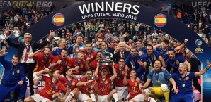 Spanien durfte die Futsal-Trophäe stemmen Spanien
