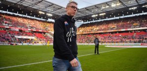 Peter Stöger noch auf dem alten Rasen in Köln 1. FC Köln