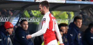 Aaron Ramsey verlässt das Feld beim Spiel gegen Hull City Aaron Ramsey