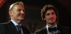 Hans-Joachim Watzke ist begeistert von der Darstellung seines Kapitäns Mats Hummels Aki Watzke, Mats Hummels
