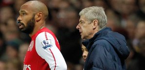 Arsene Wenger und Thierry Henry neben der Seitenlinie Arsene Wenger
