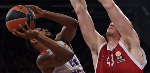 Cory Higgins von ZSKA und Leon Radosevic kämpfen um den Ball Brose Baskets Bamberg